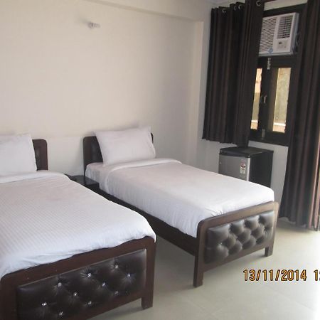 Charanpahari Hotel New Delhi Exterior foto