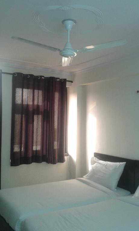 Charanpahari Hotel New Delhi Exterior foto
