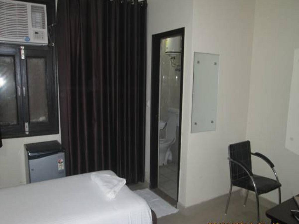 Charanpahari Hotel New Delhi Exterior foto