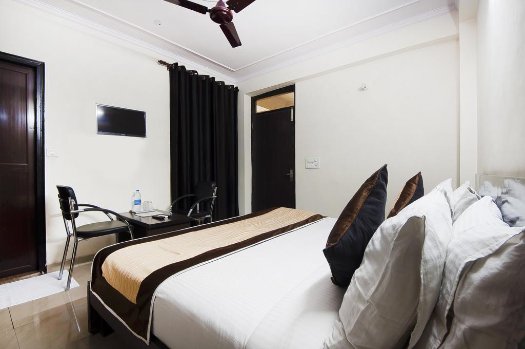 Charanpahari Hotel New Delhi Exterior foto