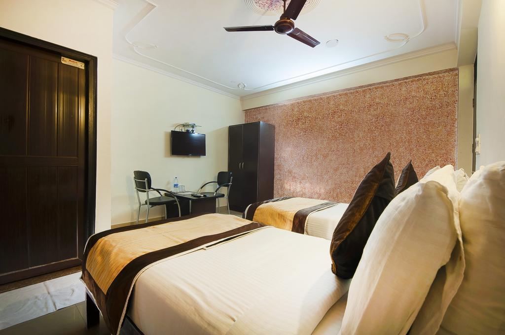 Charanpahari Hotel New Delhi Exterior foto
