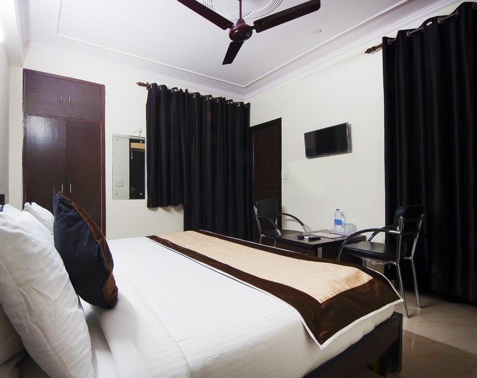 Charanpahari Hotel New Delhi Exterior foto