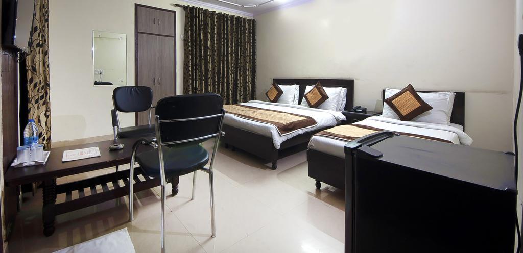 Charanpahari Hotel New Delhi Exterior foto