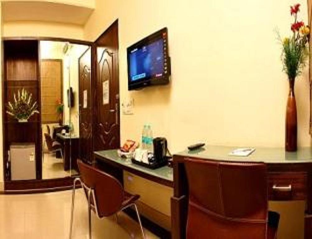 Charanpahari Hotel New Delhi Exterior foto