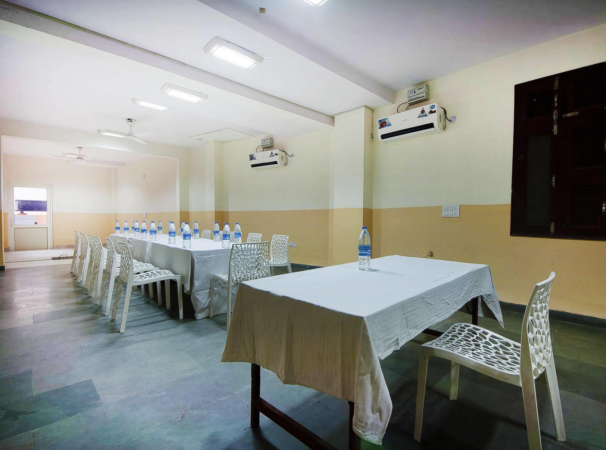 Charanpahari Hotel New Delhi Exterior foto