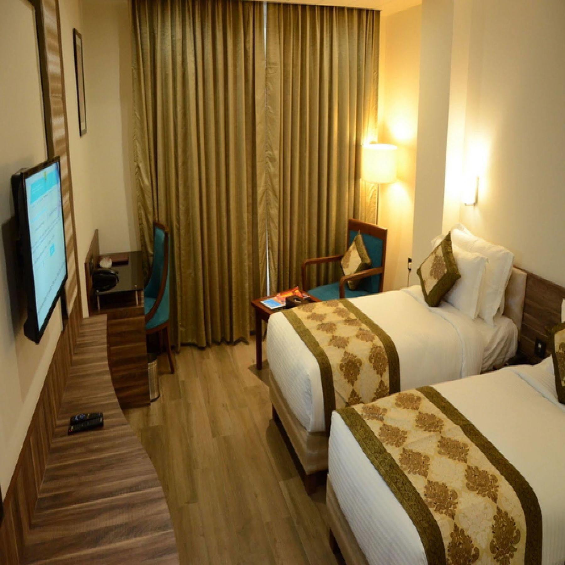 Charanpahari Hotel New Delhi Exterior foto