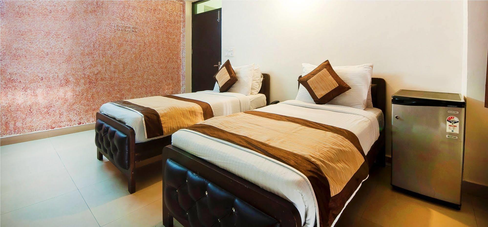 Charanpahari Hotel New Delhi Exterior foto