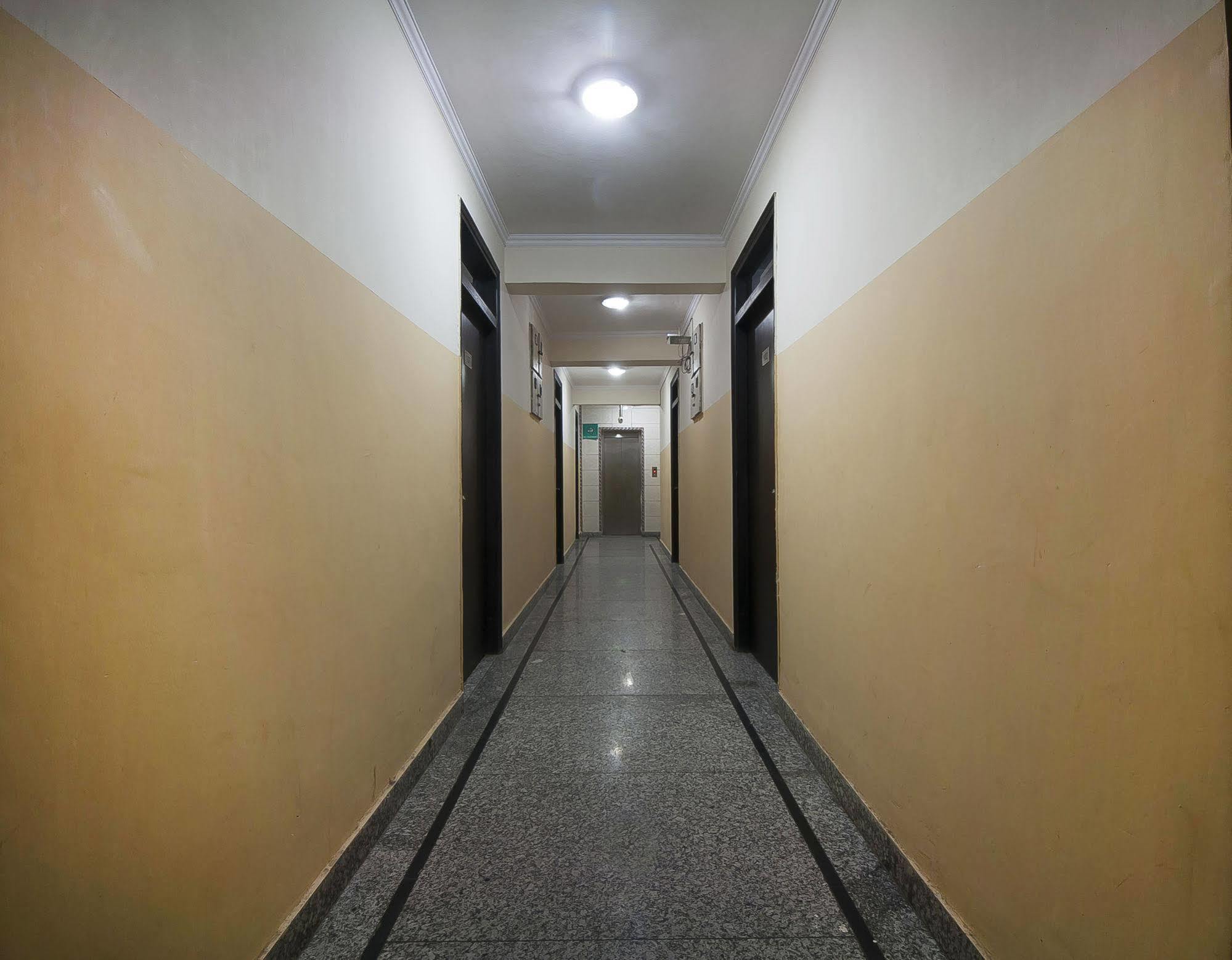 Charanpahari Hotel New Delhi Exterior foto