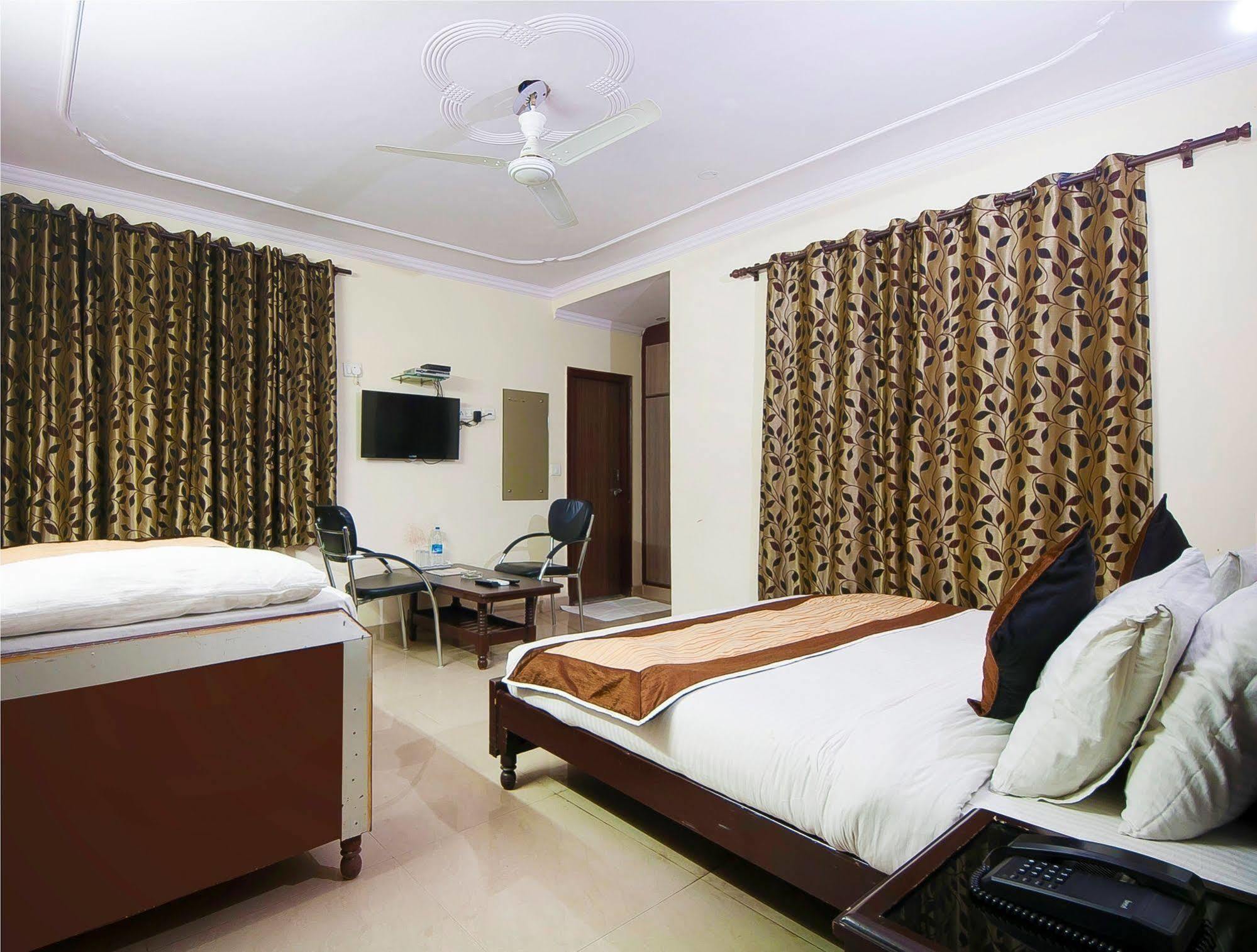 Charanpahari Hotel New Delhi Exterior foto