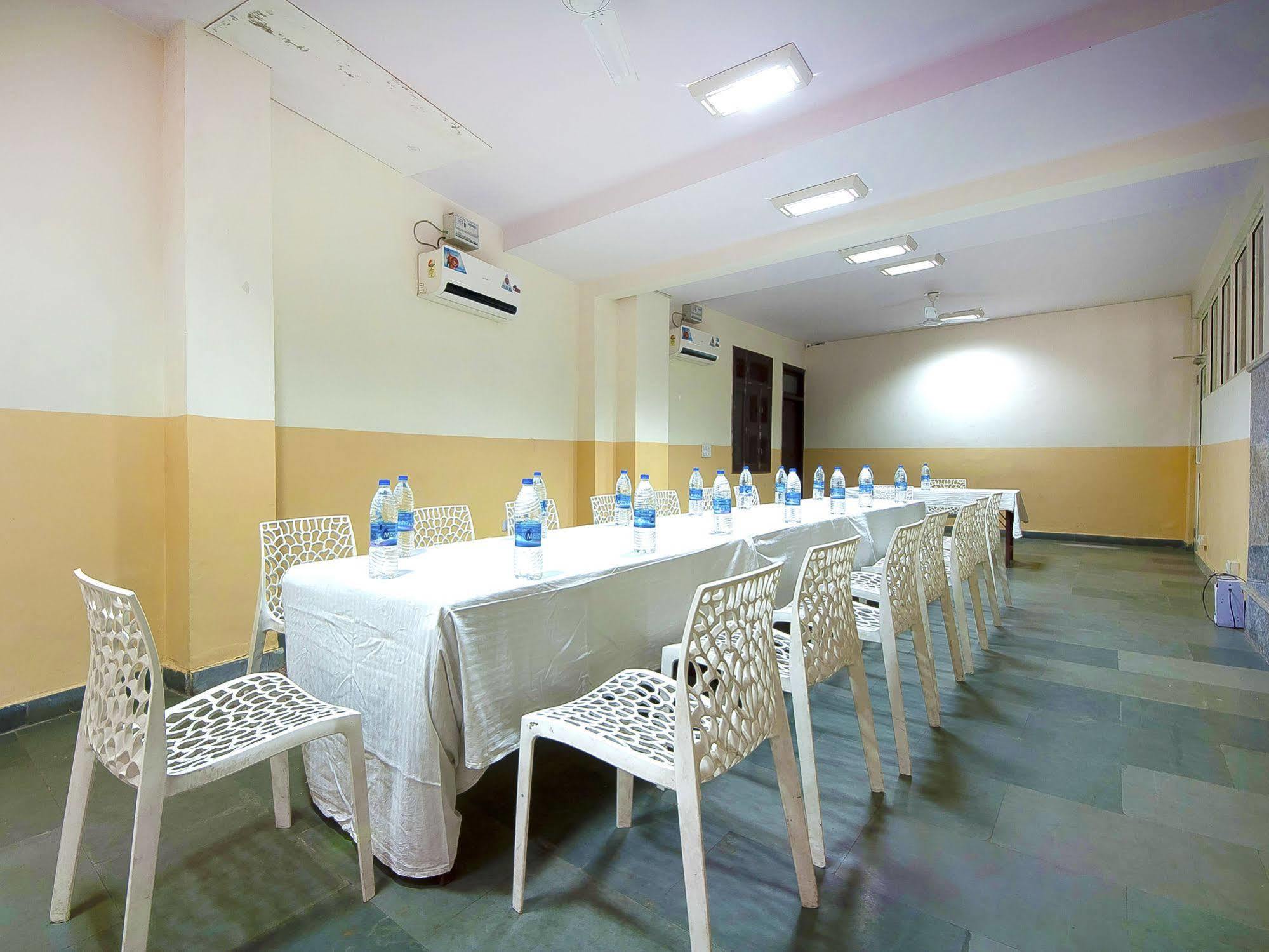 Charanpahari Hotel New Delhi Exterior foto