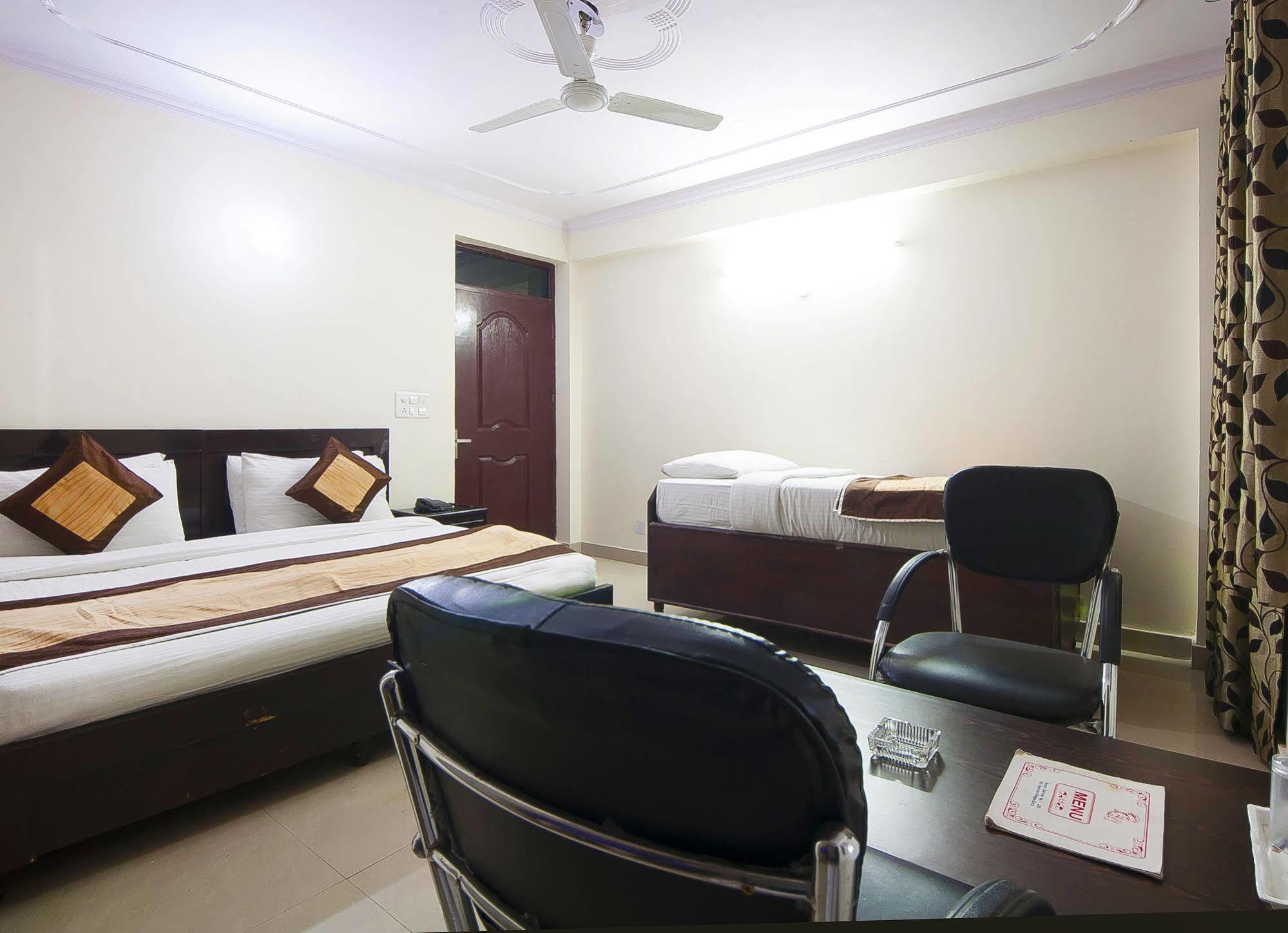 Charanpahari Hotel New Delhi Exterior foto