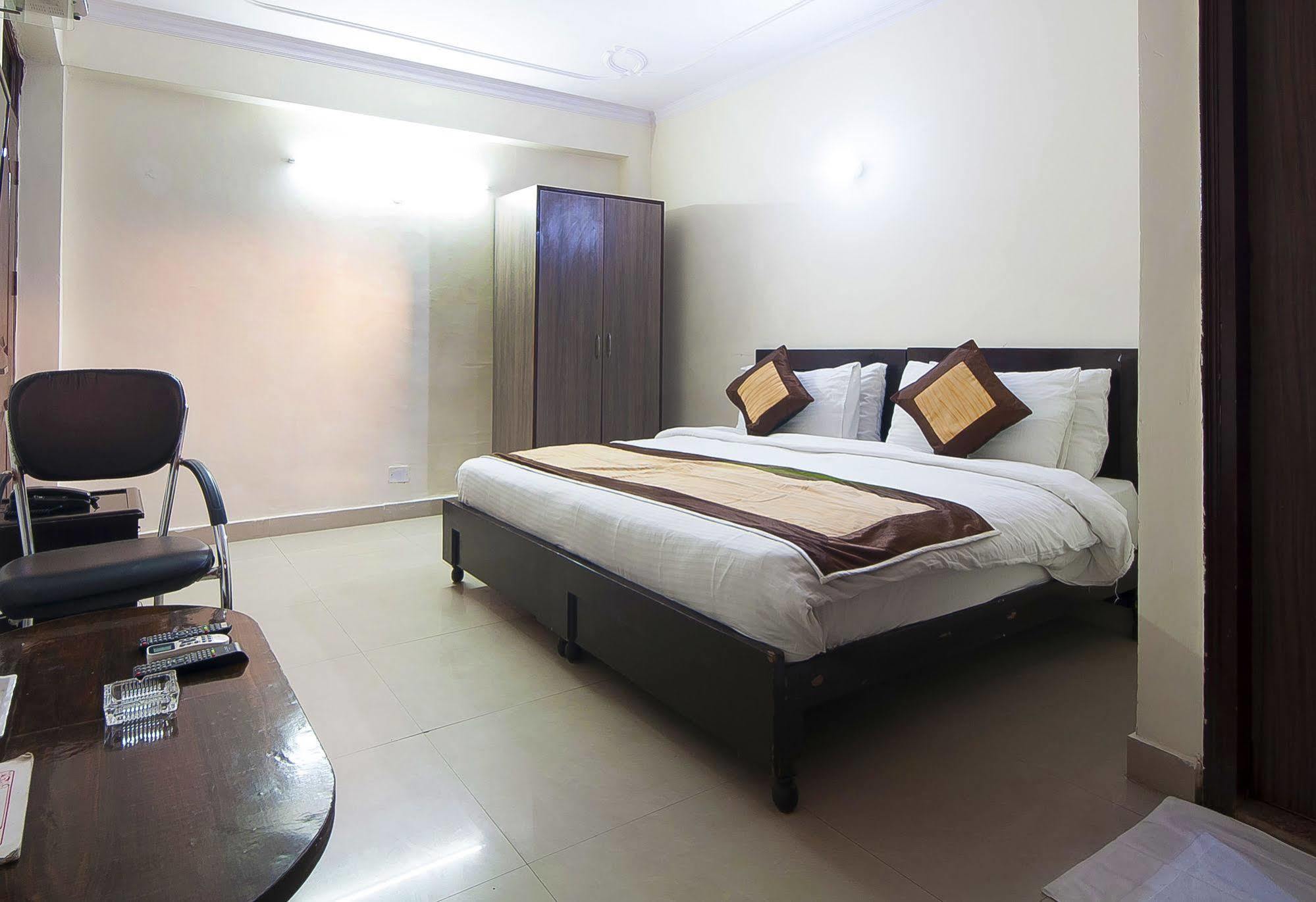 Charanpahari Hotel New Delhi Exterior foto