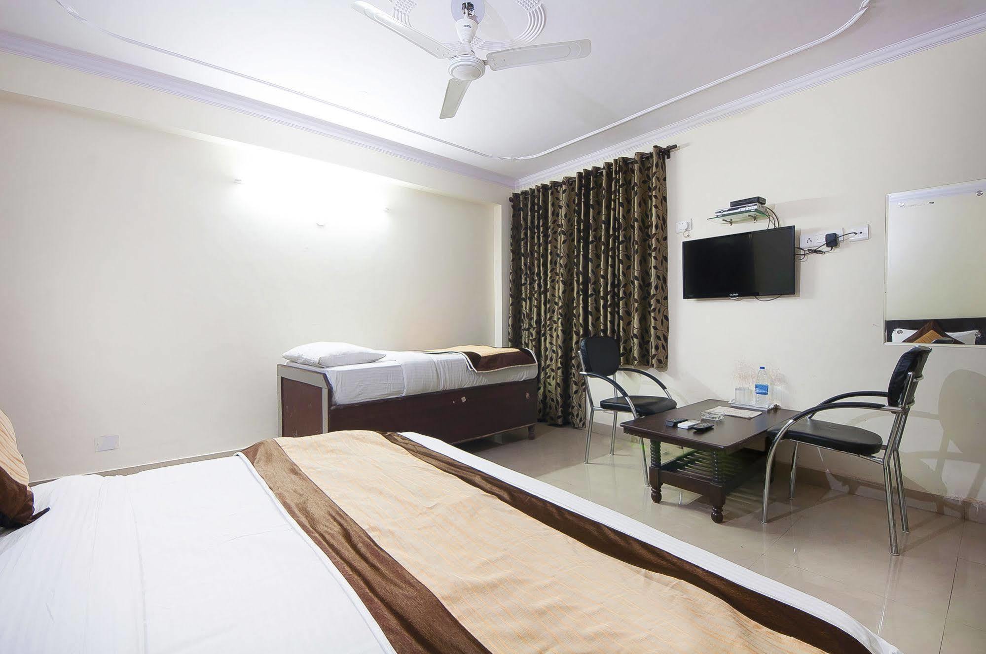 Charanpahari Hotel New Delhi Exterior foto