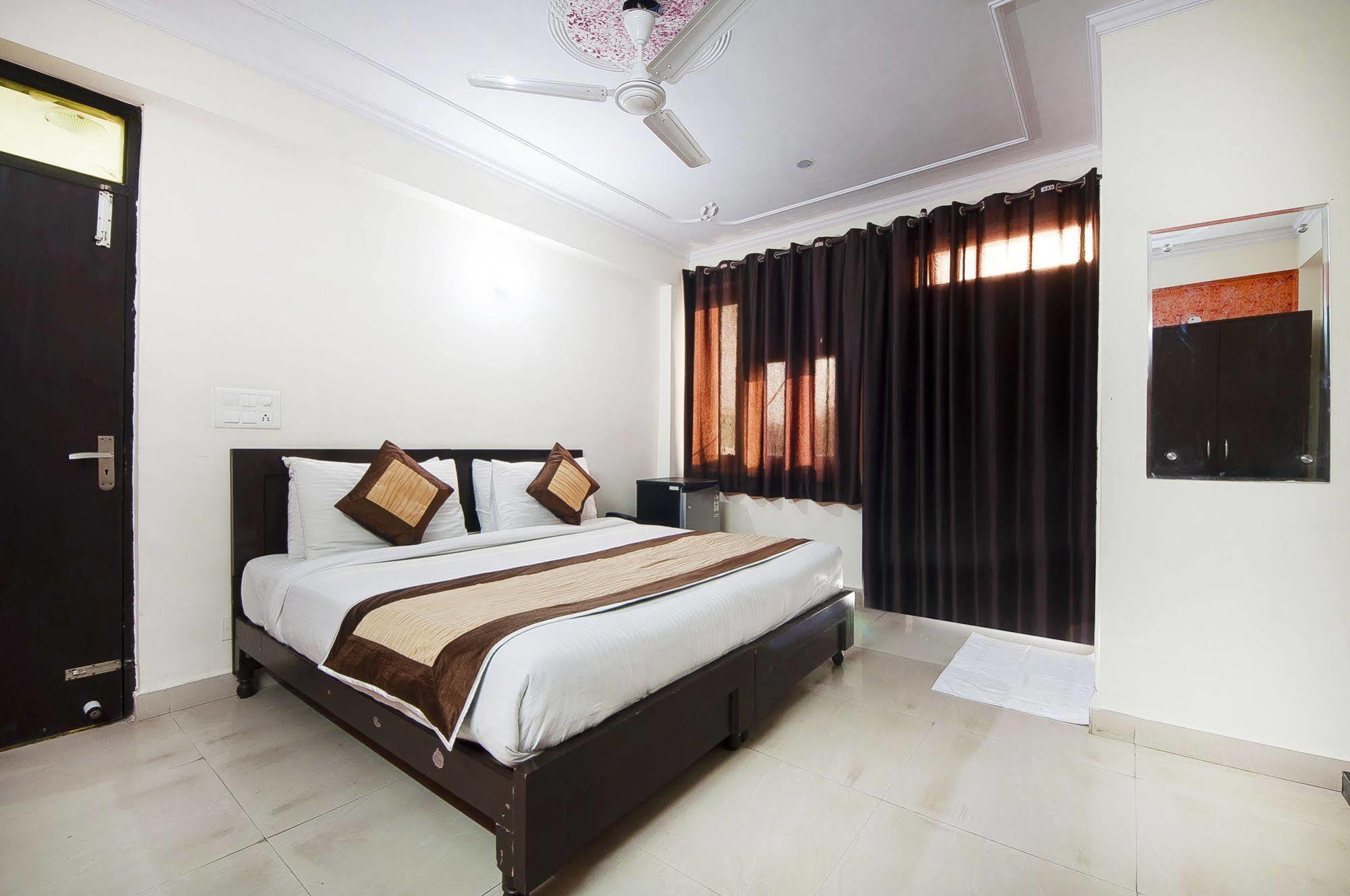 Charanpahari Hotel New Delhi Exterior foto