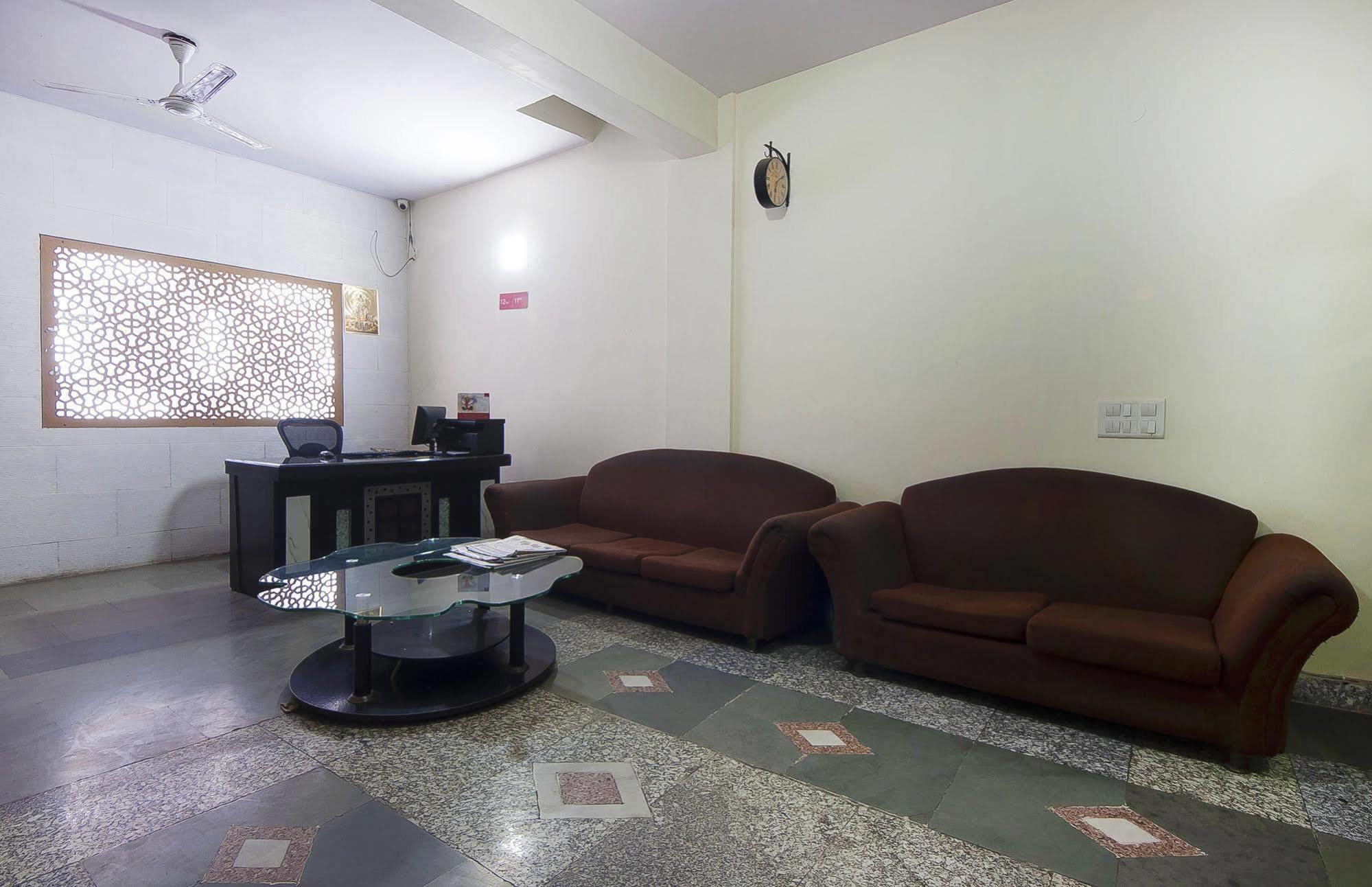 Charanpahari Hotel New Delhi Exterior foto