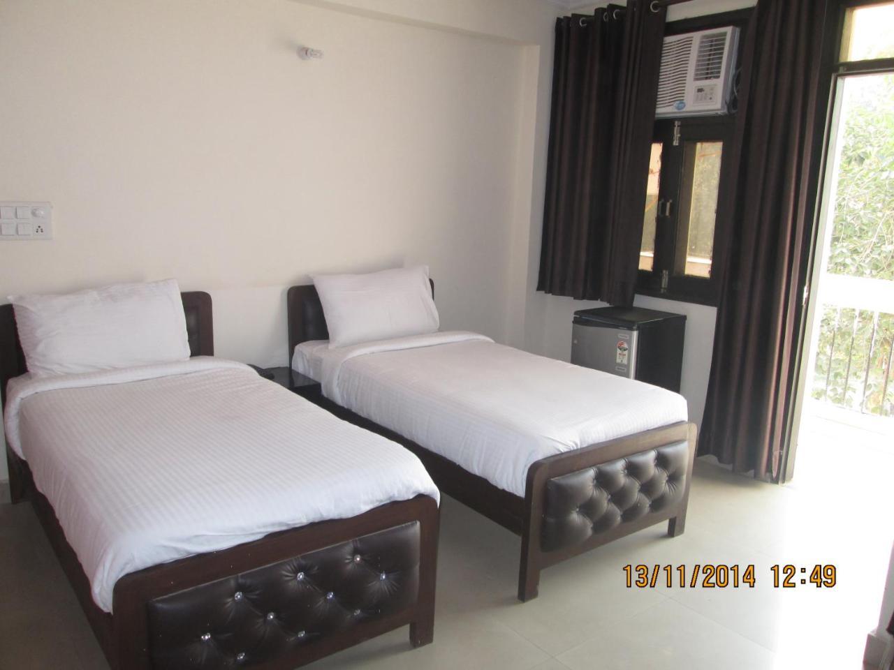 Charanpahari Hotel New Delhi Exterior foto