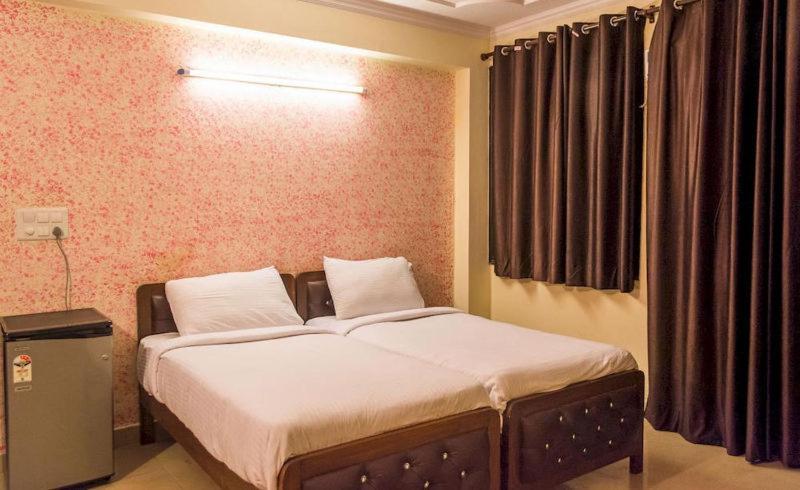 Charanpahari Hotel New Delhi Exterior foto