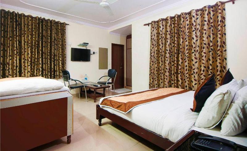 Charanpahari Hotel New Delhi Exterior foto