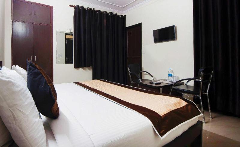 Charanpahari Hotel New Delhi Exterior foto